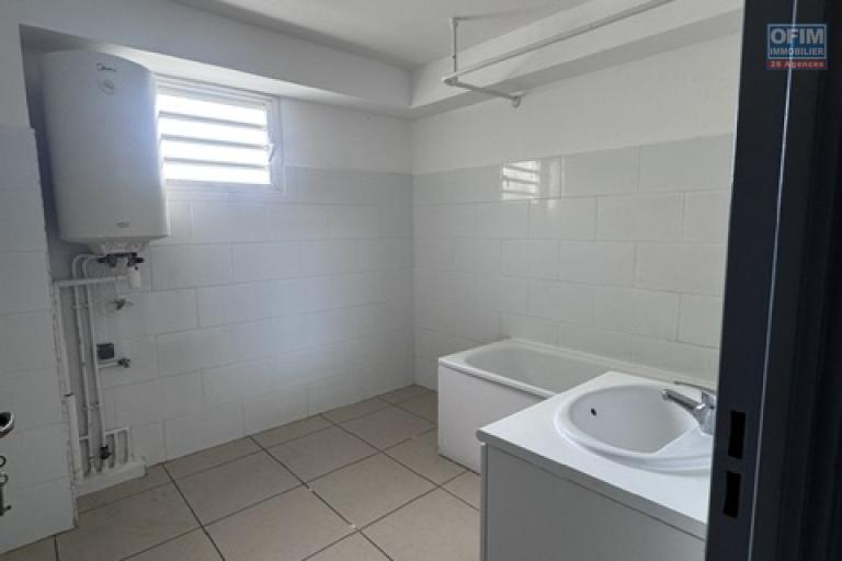 A louer ce bel et spacieux appartement de type F3 résidence La Goelette sur les bas de la route Bois de Nèfles à Sainte Clotilde.