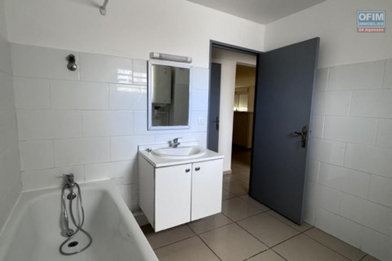 A louer ce bel et spacieux appartement de type F3 résidence La Goelette sur les bas de la route Bois de Nèfles à Sainte Clotilde.