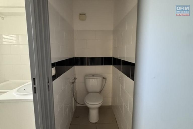 A louer ce bel et spacieux appartement de type F3 résidence La Goelette sur les bas de la route Bois de Nèfles à Sainte Clotilde.
