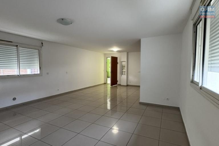 A louer ce bel et spacieux appartement de type F3 résidence La Goelette sur les bas de la route Bois de Nèfles à Sainte Clotilde.