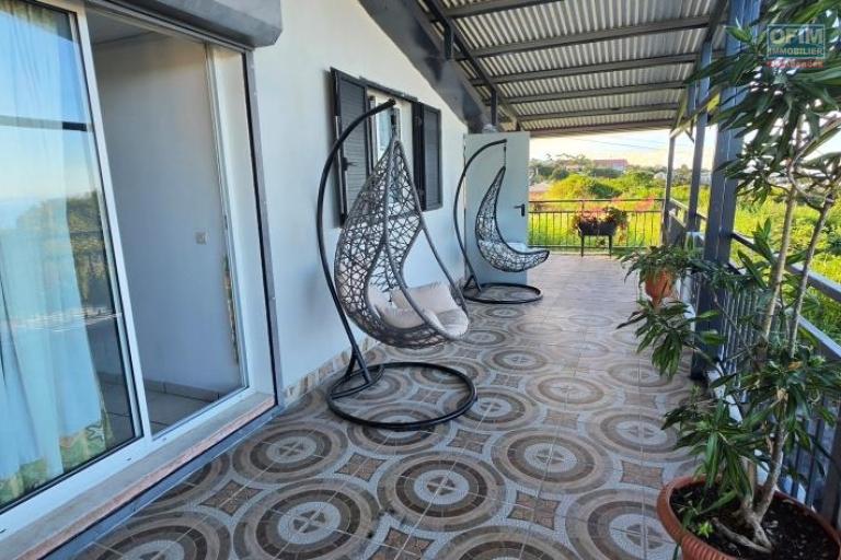 A louer grand appartement F4 au dernier &eacute;tage avec magnifique vue mer et montagne