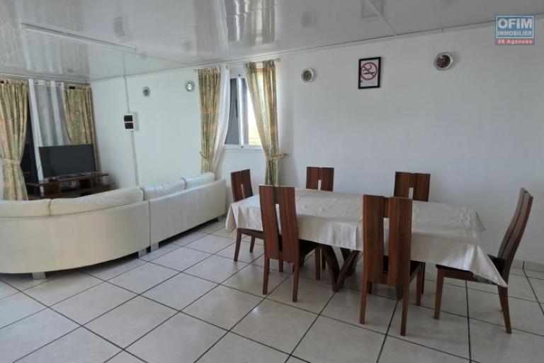 A louer grand appartement F4 au dernier &eacute;tage avec magnifique vue mer et montagne