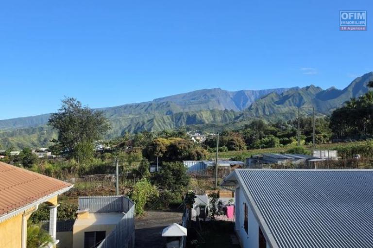A louer grand appartement F4 au dernier &eacute;tage avec magnifique vue mer et montagne