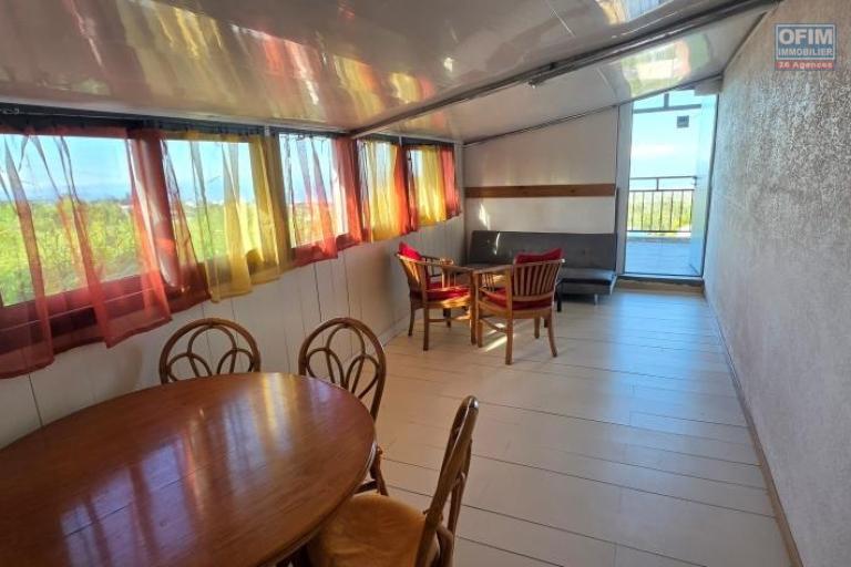 A louer grand appartement F4 au dernier &eacute;tage avec magnifique vue mer et montagne