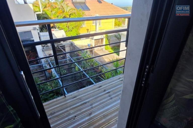 A louer grand appartement F4 au dernier &eacute;tage avec magnifique vue mer et montagne