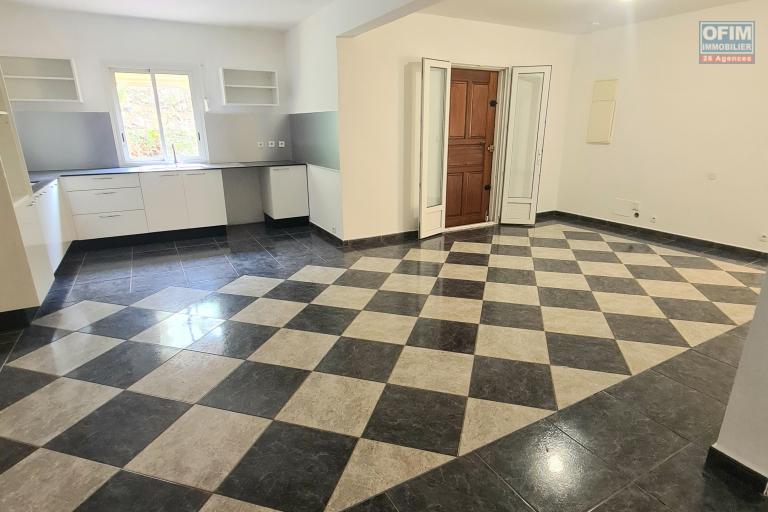 A Louer Villa 4 chambres avec garage, située à Commune Carron/ Sainte Suzanne
