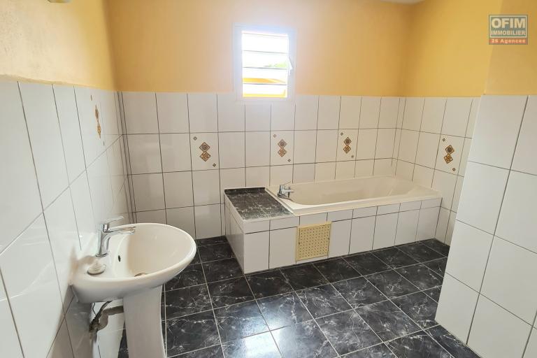 A Louer Villa 4 chambres avec garage, située à Commune Carron/ Sainte Suzanne