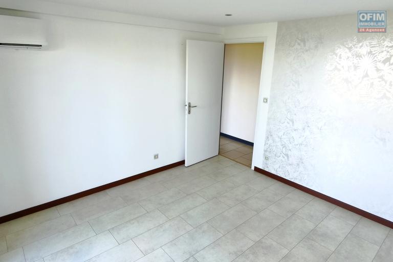 A vendre villa F4 de 140 m2 avec une magnifique vue sur la mer à Saint-Joseph - Chambre 2