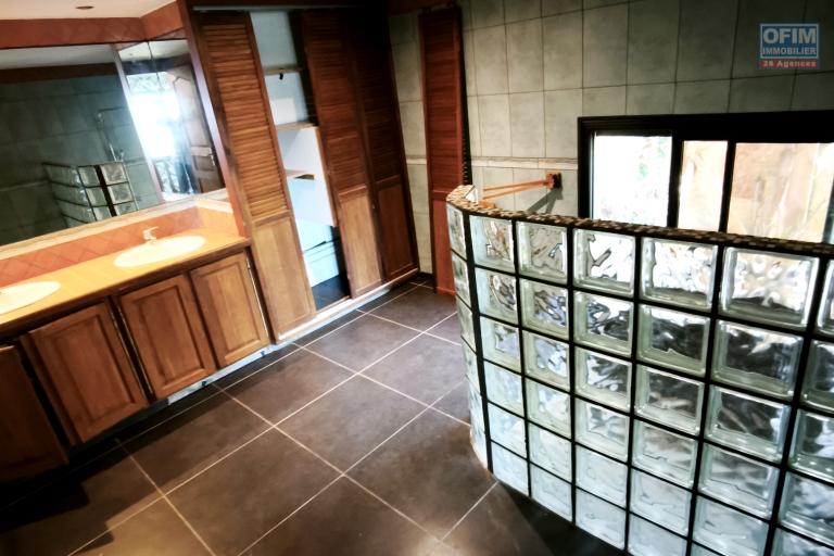 A vendre villa F4 de 140 m2 avec une magnifique vue sur la mer à Saint-Joseph