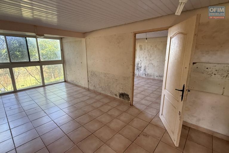 Grande et jolie maison R+1 type F6 + F3 situ&eacute;e &agrave; l'entr&eacute;e sud des Avirons, implant&eacute;e sur 600 m2 de terrain, pleine vue mer et montagne sans vis &agrave; vis. - Appartement RDJ &agrave; r&eacute;nover