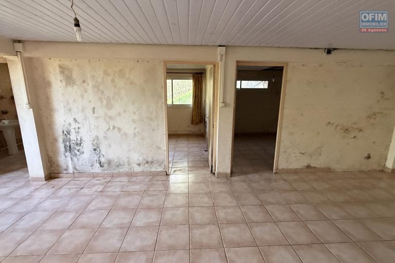 Grande et jolie maison R+1 type F6 + F3 situ&eacute;e &agrave; l'entr&eacute;e sud des Avirons, implant&eacute;e sur 600 m2 de terrain, pleine vue mer et montagne sans vis &agrave; vis. - Appartement RDJ &agrave; r&eacute;nover