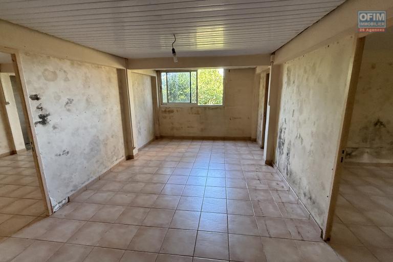 Grande et jolie maison R+1 type F6 + F3 situ&eacute;e &agrave; l'entr&eacute;e sud des Avirons, implant&eacute;e sur 600 m2 de terrain, pleine vue mer et montagne sans vis &agrave; vis. - Appartement RDJ &agrave; r&eacute;nover