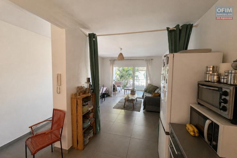 LA SALINE-LES-BAINS –T2 AVEC VARANGUE, JARDIN ET 2 PLACES PARKING – VENDU MEUBLÉ - Cuisine/Séjour