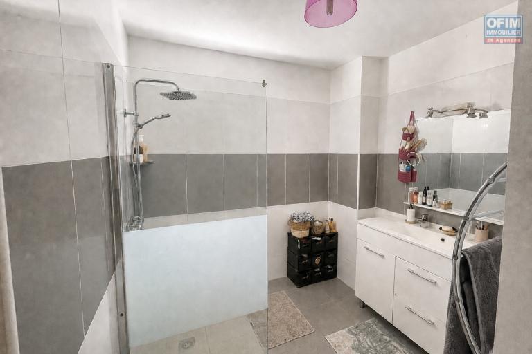 LA SALINE-LES-BAINS –T2 AVEC VARANGUE, JARDIN ET 2 PLACES PARKING – VENDU MEUBLÉ - Salle d'eau