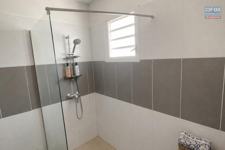 LA SALINE-LES-BAINS –T2 AVEC VARANGUE, JARDIN ET 2 PLACES PARKING – VENDU MEUBLÉ - Salle d'eau