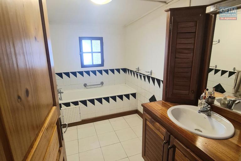 A louer charmante villa de 3 chambres, grand jardin, vue montagne