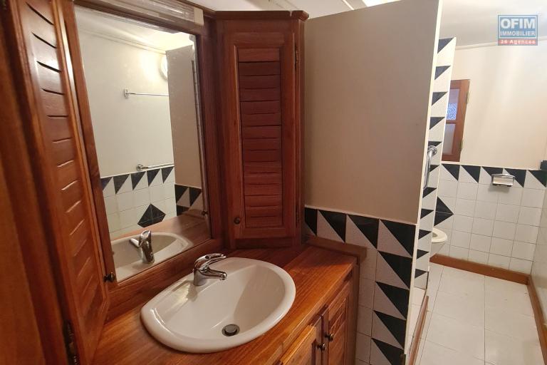 A louer charmante villa de 3 chambres, grand jardin, vue montagne