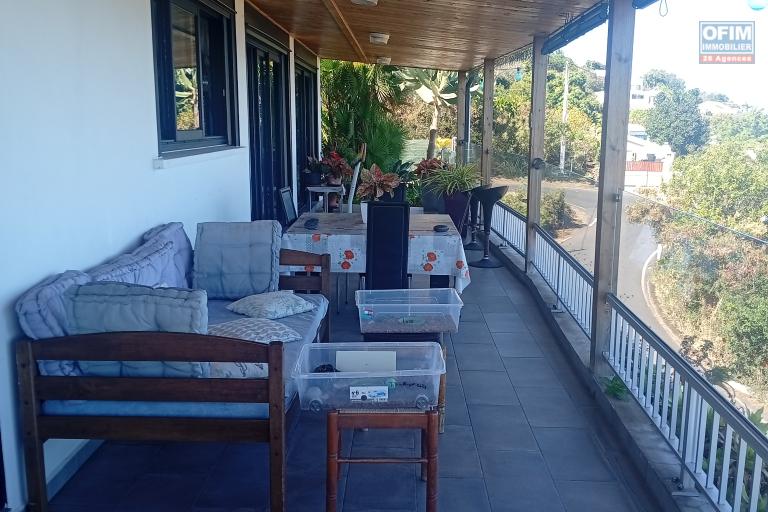 A VENDRE MAISON F3 DE PLAIN PIED DE 174 M2 DE SURFACE AVEC VUE MER A L'ETANG ST LEU