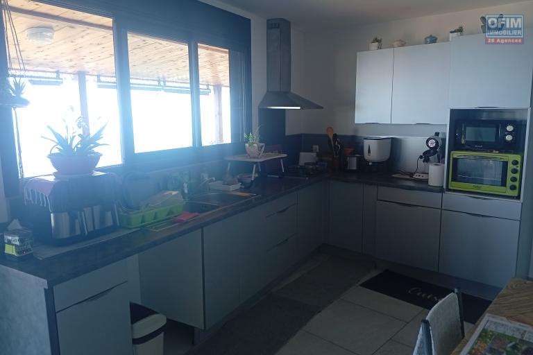 A VENDRE MAISON F3 DE PLAIN PIED DE 174 M2 DE SURFACE AVEC VUE MER A L'ETANG ST LEU