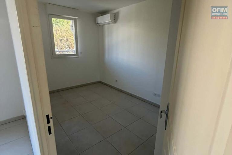 A saisir bel appartement de 51 m2 situé à 10 mn à pied du Campus Universitaire à Sainte-Clotilde.