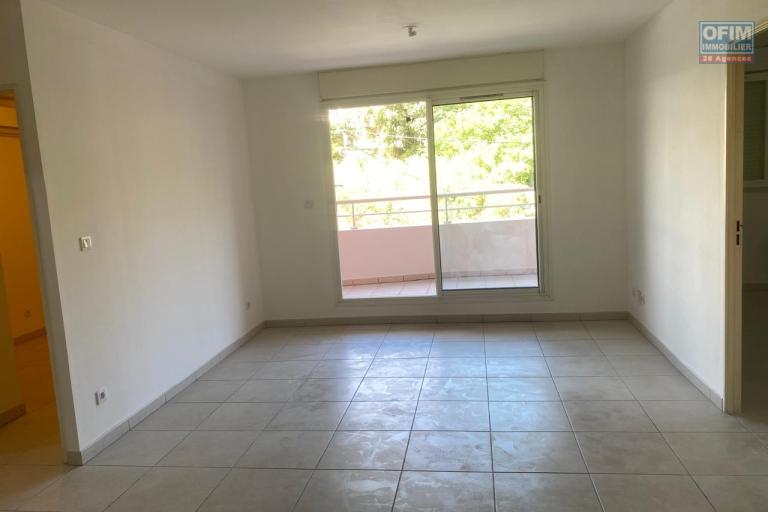 A saisir bel appartement de 51 m2 situé à 10 mn à pied du Campus Universitaire à Sainte-Clotilde.
