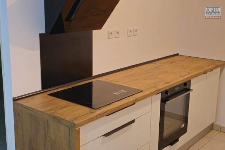 A saisir bel appartement de 51 m2 situé à 10 mn à pied du Campus Universitaire à Sainte-Clotilde.