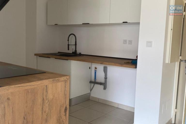 A saisir bel appartement de 51 m2 situé à 10 mn à pied du Campus Universitaire à Sainte-Clotilde.