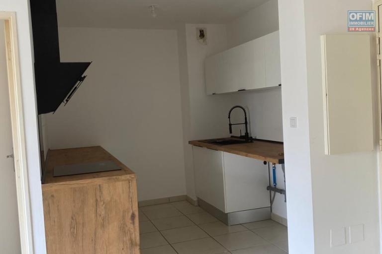 A saisir bel appartement de 51 m2 situé à 10 mn à pied du Campus Universitaire à Sainte-Clotilde.