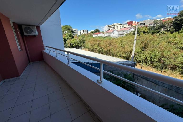 A saisir bel appartement de 51 m2 situé à 10 mn à pied du Campus Universitaire à Sainte-Clotilde.