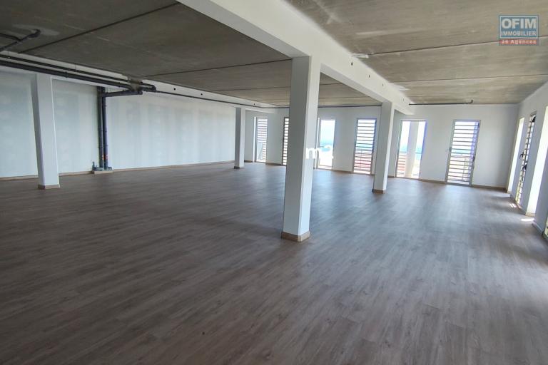 À louer un local professionnel ou commercial de 149,5 m² à l’Éperon avec vue mer - Saint-Paul