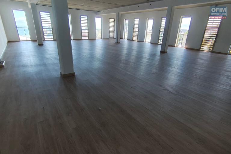 À louer un local professionnel ou commercial de 149,5 m² à l’Éperon avec vue mer - Saint-Paul
