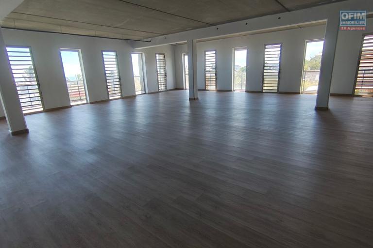 À louer un local professionnel ou commercial de 149,5 m² à l’Éperon avec vue mer - Saint-Paul