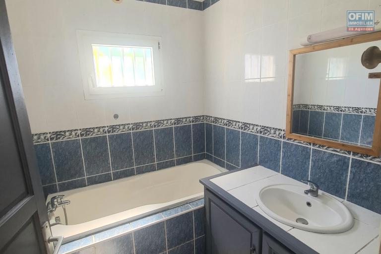 A Louer Villa 3 chambres avec un grand jardin à QUARTIER FRANÇAIS RUE DES SAPHIRS - SAINTE SUZANNE