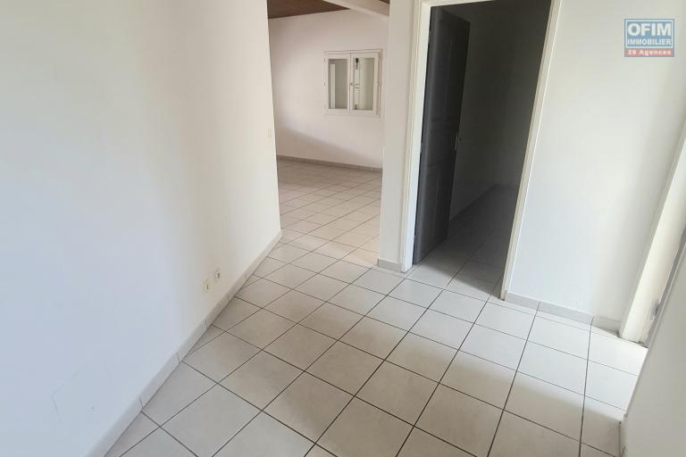 A Louer Villa 3 chambres avec un grand jardin à QUARTIER FRANÇAIS RUE DES SAPHIRS - SAINTE SUZANNE