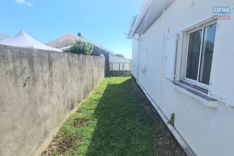 A Louer Villa 3 chambres avec un grand jardin à QUARTIER FRANÇAIS RUE DES SAPHIRS - SAINTE SUZANNE
