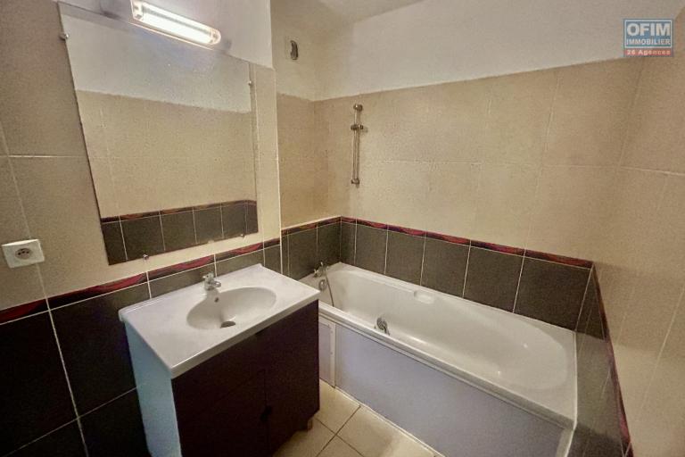 À louer – Appartement T2 de 49 m² en rez-de-jardin – Sainte-Clotilde, La Bretagne