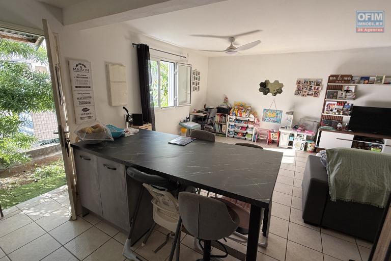 Maison jumelée de type F3, en R+1, d'une surface habitable de 71 m² + varangue de 12 m², jardin devant et derrière dans une résidence sécurisée en hyper-centre