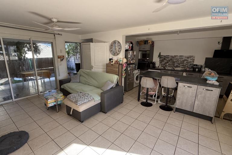 Maison jumelée de type F3, en R+1, d'une surface habitable de 71 m² + varangue de 12 m², jardin devant et derrière dans une résidence sécurisée en hyper-centre