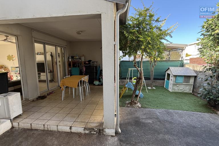 Maison jumelée de type F3, en R+1, d'une surface habitable de 71 m² + varangue de 12 m², jardin devant et derrière dans une résidence sécurisée en hyper-centre