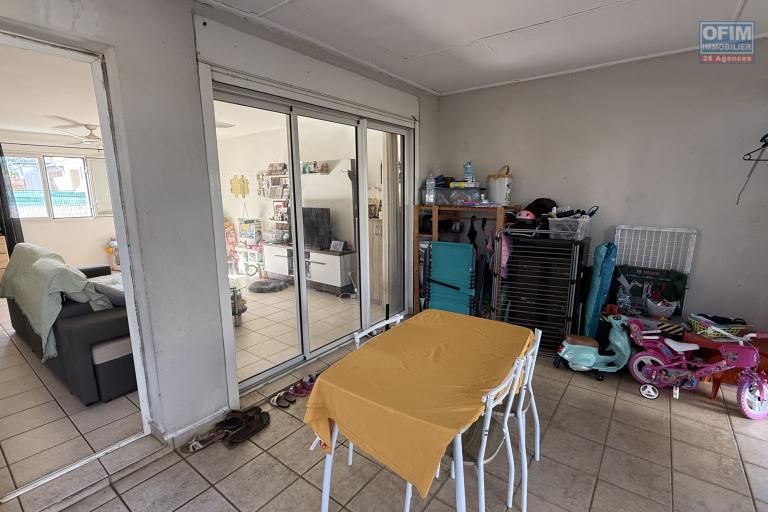 Maison jumelée de type F3, en R+1, d'une surface habitable de 71 m² + varangue de 12 m², jardin devant et derrière dans une résidence sécurisée en hyper-centre