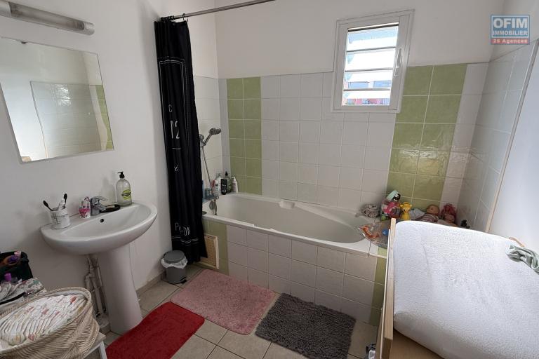 Maison jumelée de type F3, en R+1, d'une surface habitable de 71 m² + varangue de 12 m², jardin devant et derrière dans une résidence sécurisée en hyper-centre