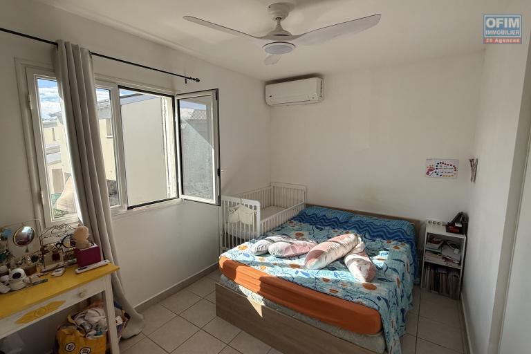 Maison jumelée de type F3, en R+1, d'une surface habitable de 71 m² + varangue de 12 m², jardin devant et derrière dans une résidence sécurisée en hyper-centre