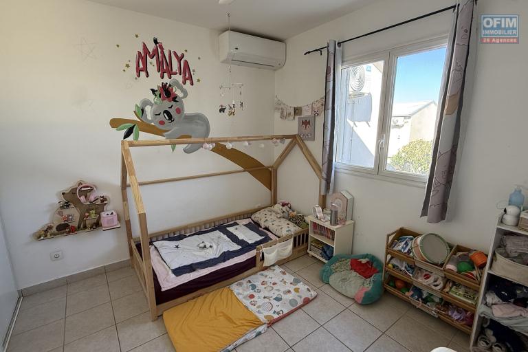Maison jumelée de type F3, en R+1, d'une surface habitable de 71 m² + varangue de 12 m², jardin devant et derrière dans une résidence sécurisée en hyper-centre