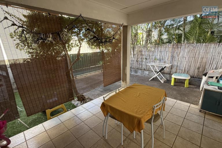 Maison jumelée de type F3, en R+1, d'une surface habitable de 71 m² + varangue de 12 m², jardin devant et derrière dans une résidence sécurisée en hyper-centre