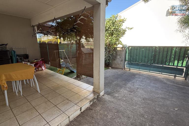 Maison jumelée de type F3, en R+1, d'une surface habitable de 71 m² + varangue de 12 m², jardin devant et derrière dans une résidence sécurisée en hyper-centre