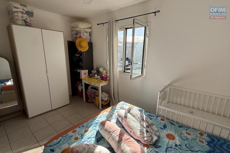 Maison jumelée de type F3, en R+1, d'une surface habitable de 71 m² + varangue de 12 m², jardin devant et derrière dans une résidence sécurisée en hyper-centre