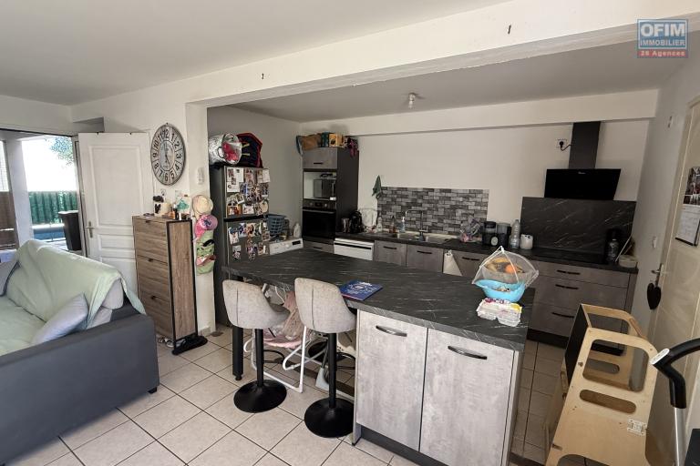 Maison jumelée de type F3, en R+1, d'une surface habitable de 71 m² + varangue de 12 m², jardin devant et derrière dans une résidence sécurisée en hyper-centre