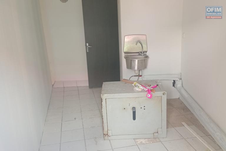 A LOUER Local commercial la PLAINE SAINT_ PAUL