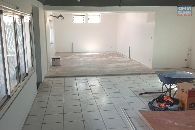 A LOUER Local commercial la PLAINE SAINT_ PAUL