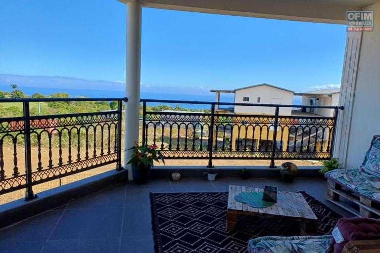 A LOUER VASTE ET SUPERBE APPARTEMENT T4 EN DUPLEX FONDS GENERESE SAINT GILLES LES HAUTS